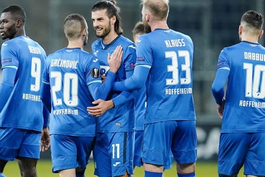 Hoffenheims Torschütze Florian Grillitsch (M) jubelt mit Mannschaftskollegen über das Tor zum 3:0.