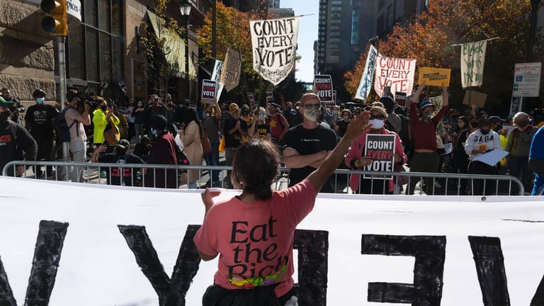 Unterstützer von Joe Biden demonstrieren in Philadelphia: Der US-Präsident geht juristisch gegen die weitere Auszählung von Wahlstimmen vor.