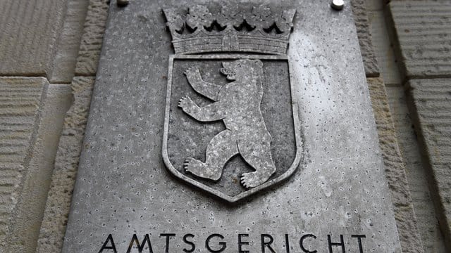 Ein Schild mit der Aufschrift "Amtsgericht Tiergarten"