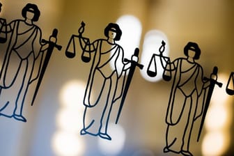 Die Justitia ist an einer Türscheibe angebracht (Symbolbild): Der Prozess wegen der Tötung und Zerstückelung zweier Frauen muss erneut verschobenen werden.