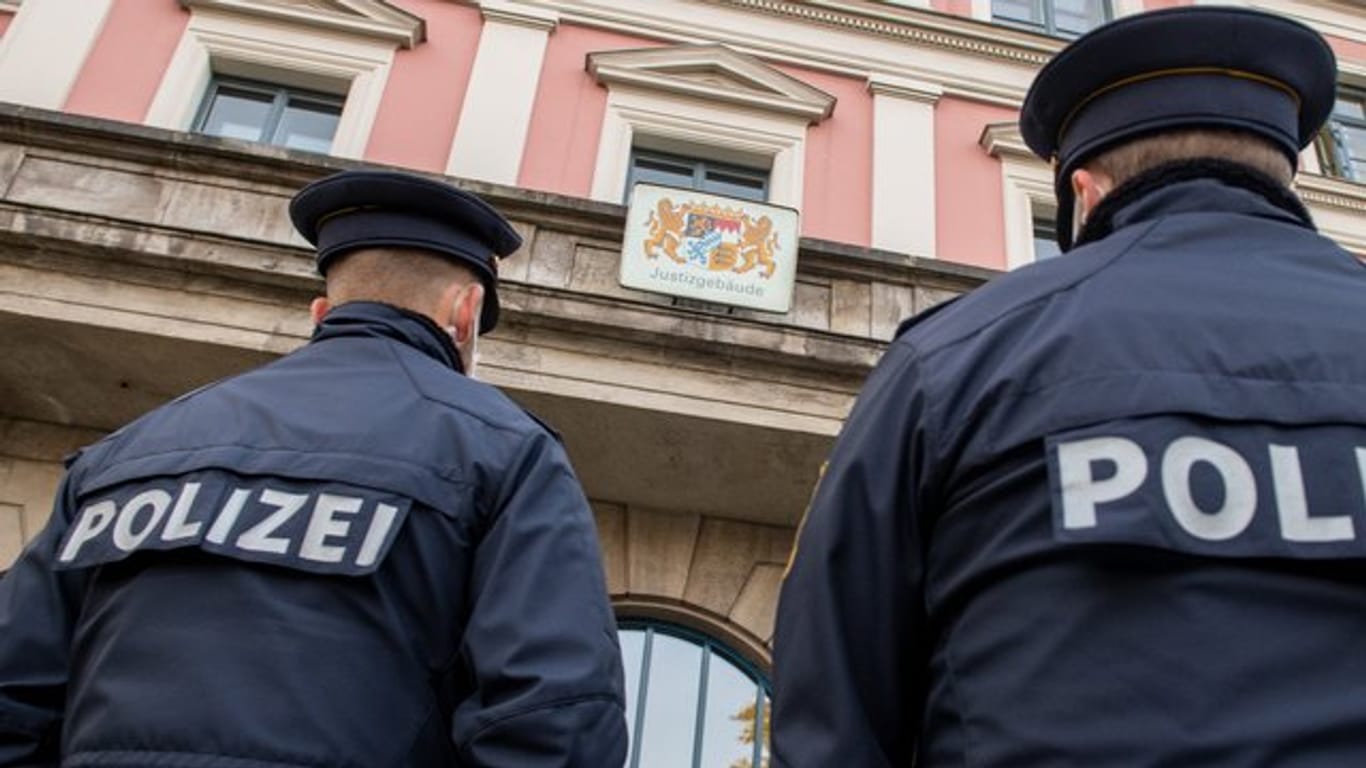 Polizisten stehen vor dem Justizgebäude in Augsburg.
