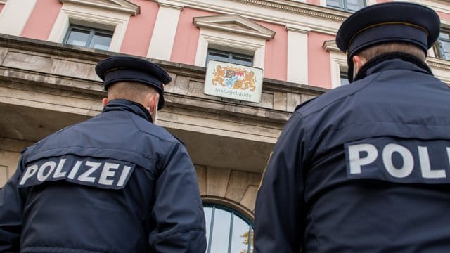 Polizisten stehen vor dem Justizgebäude in Augsburg.