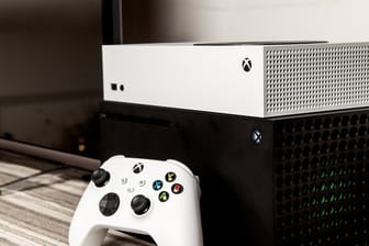 Entertainment im Doppelpack: Microsoft bringt mit der Series S (oben) unten der Series X (unten) gleich zwei neue Xbox-Konsolen auf den Markt.