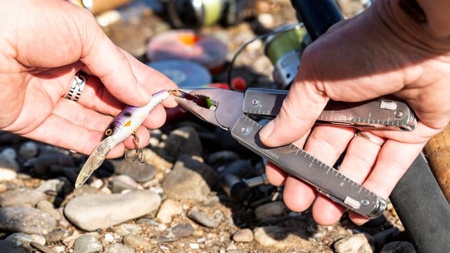 Klappbare Multitools sind für Heimwerker und Wanderer gleichermaßen praktisch.