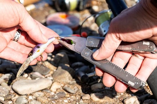 Klappbare Multitools sind für Heimwerker und Wanderer gleichermaßen praktisch.