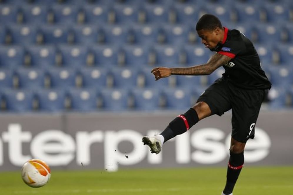 Leon Bailey von Bayer Leverkusen erzielt das erste Tor seiner Mannschaft.