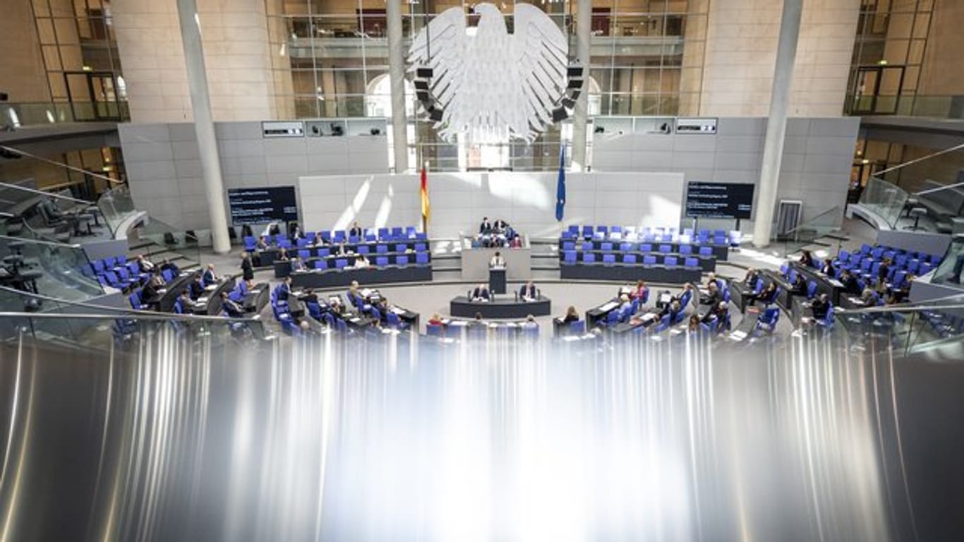 Die Abgeordneten verfolgen die Sitzung des Bundestags.