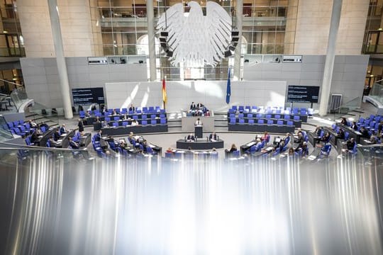 Die Abgeordneten verfolgen die Sitzung des Bundestags.
