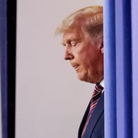 Donald Trump beim Auftritt im Weißen Haus: Es wird einsam um ihn.