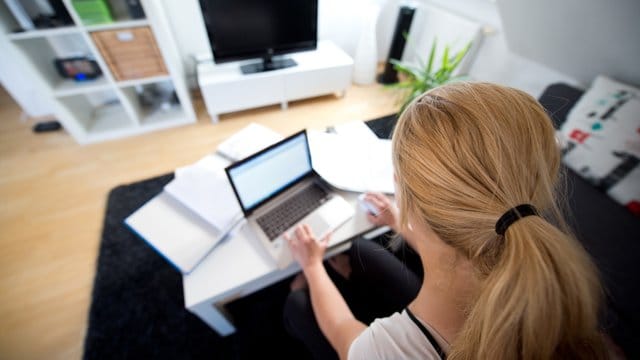 Mit dem neuen Teil-Lockdown arbeiten Beschäftigte wieder vermehrt von zu Hause aus.