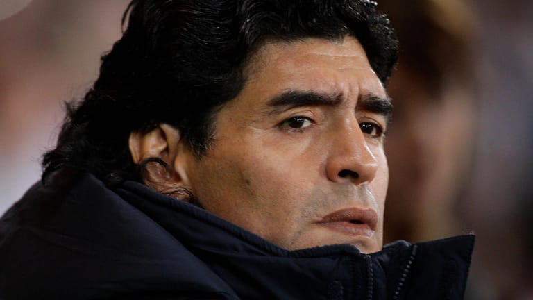 Diego Maradona: Die Fußball-Ikone muss nun doch länger als erwartet im Krankenhaus bleiben.