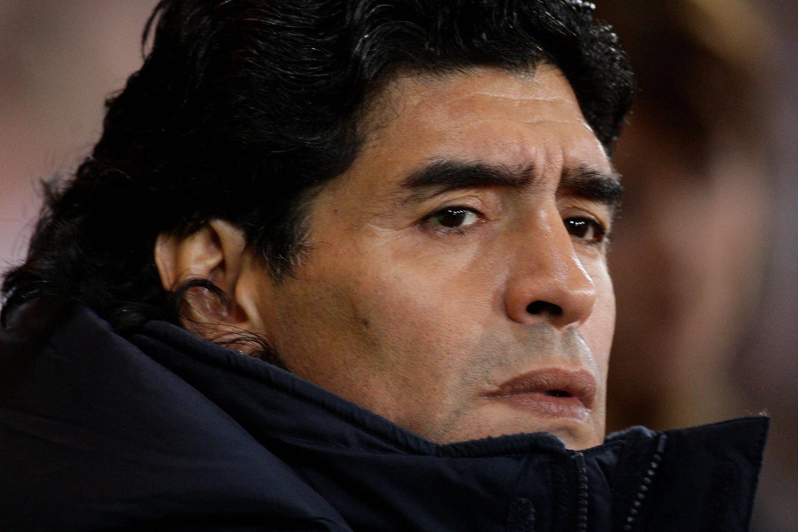 Diego Maradona: Die Fußball-Ikone muss nun doch länger als erwartet im Krankenhaus bleiben.