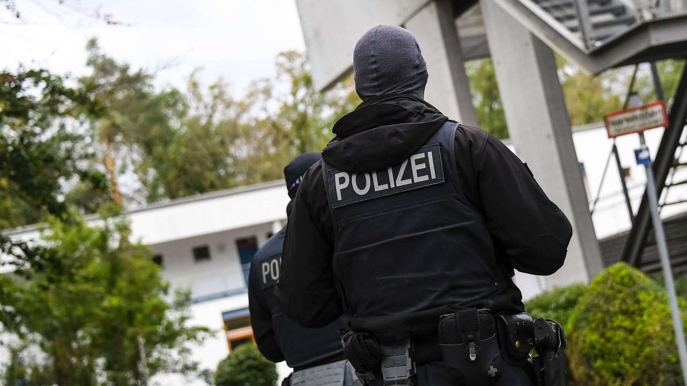 Bundespolizisten bei einer Durchsuchung: Derzeit laufen welche gegen mögliche Kontaktpersonen des Attentäters in Wien.
