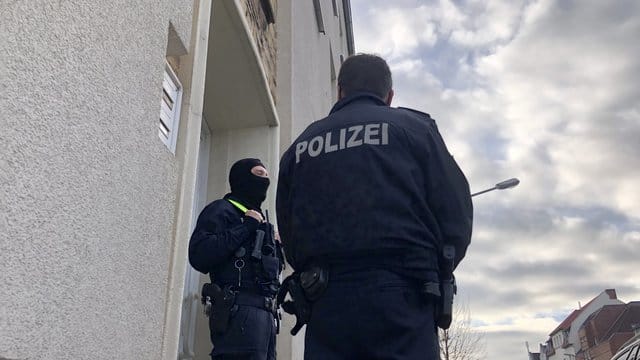 Maskierte Polizisten im Rahmen einer Durchsuchung vor einem Wohnhaus in Osnabrück. Maskierte Polizisten im Rahmen einer Durchsuchung vor einem Wohnhaus in Osnabrück.