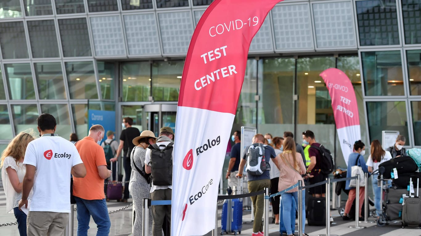 Menschen warten vor einer Corona-Test-Station (Symbolbild): Eine Studie enthüllt die Infektionszahlen der ersten Welle in München.