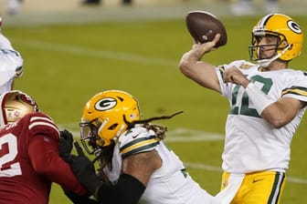 Angeführt von Star-Quarterback Aaron Rodgers (r) siegten die Packers klar mit 34:17.