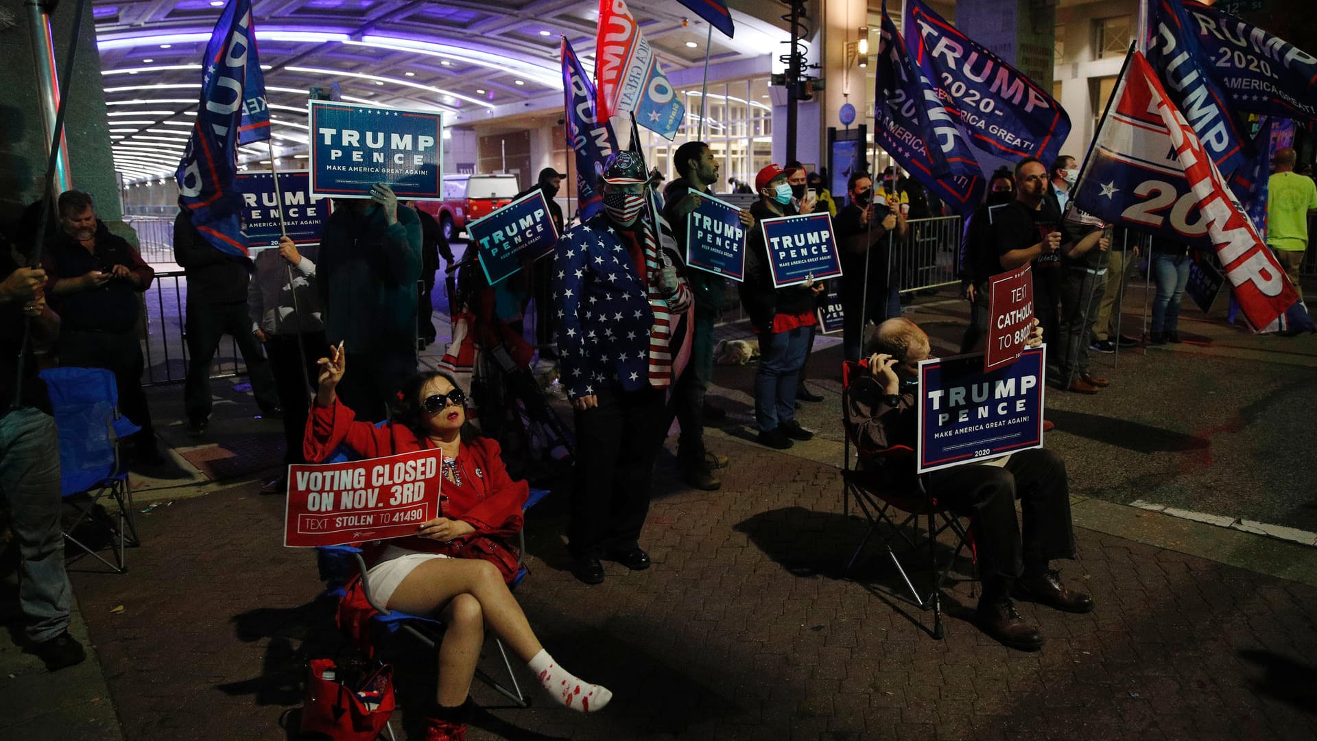 Pro-Trump-Demo in Philadelphia: In Pennsylvania werden immer noch Stimmen ausgezählt – und Trumps Vorsprung schwindet.