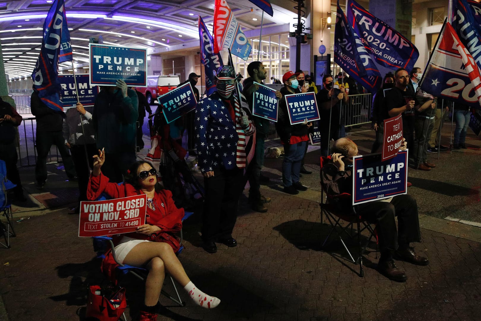 Pro-Trump-Demo in Philadelphia: In Pennsylvania werden immer noch Stimmen ausgezählt – und Trumps Vorsprung schwindet.