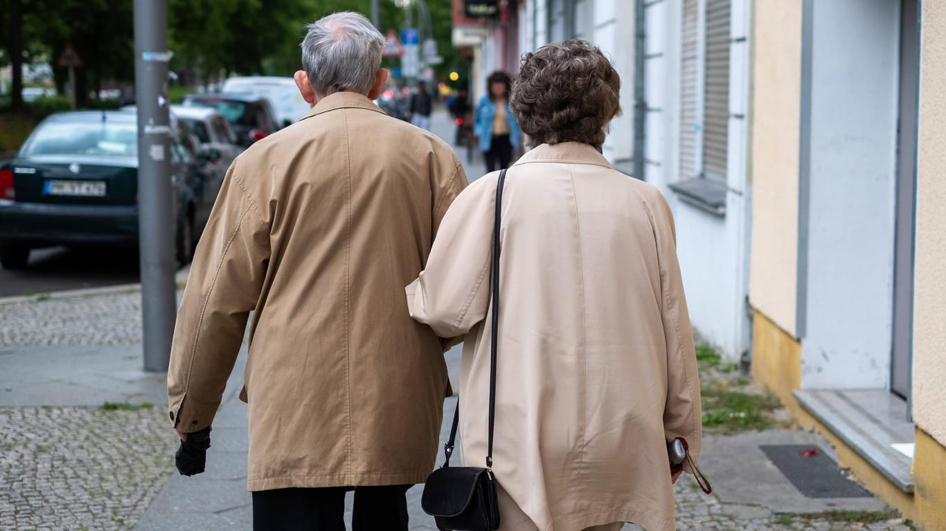 Ein älteres Ehepaar geht spazieren (Symbolbild): Das Netto der Senioren in Deutschland steigt.