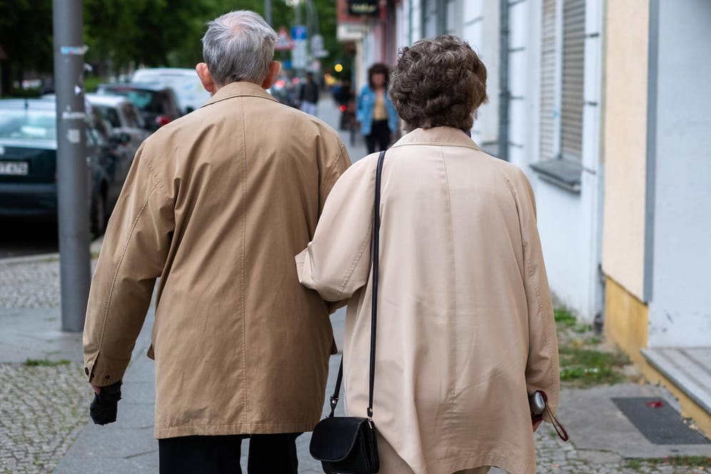 Ein älteres Ehepaar geht spazieren (Symbolbild): Das Netto der Senioren in Deutschland steigt.