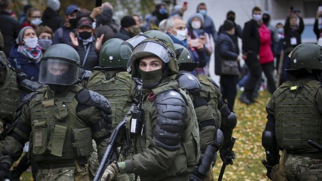 Sicherheitskräfte blockieren eine Straße vor Demonstranten während einer Kundgebung der belarussischen Opposition. Sicherheitskräfte blockieren eine Straße vor Demonstranten während einer Kundgebung der belarussischen Opposition.