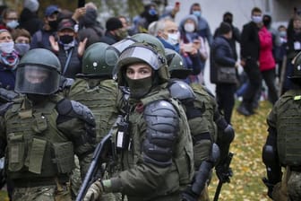 Sicherheitskräfte blockieren eine Straße vor Demonstranten während einer Kundgebung der belarussischen Opposition.