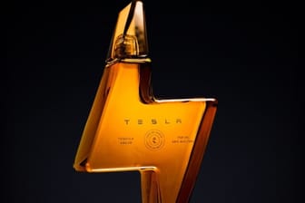 Gibt's bislang nur in den USA: Mit diesem Foto bewirbt Tesla seinen eigenen Schnaps "Tesla Tequila" im Onlineshop.