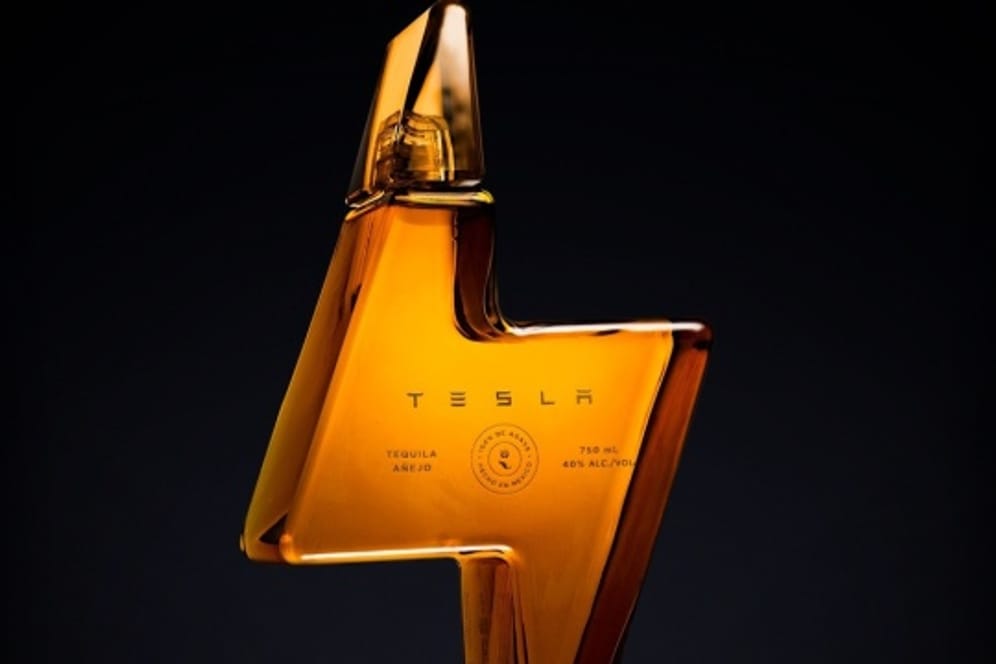 Gibt's bislang nur in den USA: Mit diesem Foto bewirbt Tesla seinen eigenen Schnaps "Tesla Tequila" im Onlineshop.