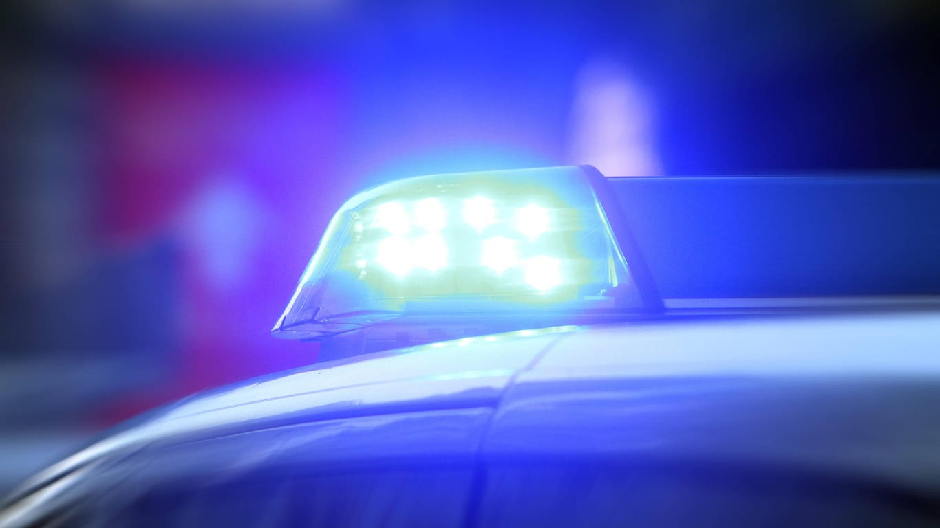 Einsatzwagen der Polizei mit Blaulicht (Symbolbild): In Hagen haben unbekannte Täter ein Drahtseil über eine Straße gespannt.