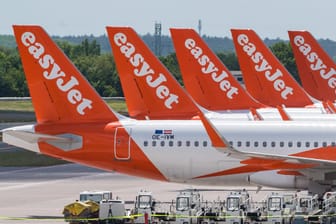 Airline am Boden (Archivbild): Mehrere ungenutzte Easyjet-Maschinen parken am Berliner Flughafen BER.