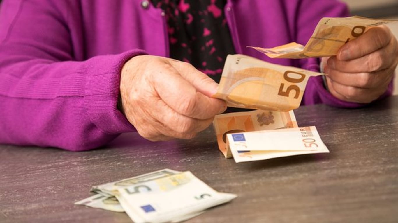 Laut Alterssicherungsbericht 2020 haben Single-Rentnerinnen im Westen durchschnittlich 1617 Euro monatlich zur Verfügung.