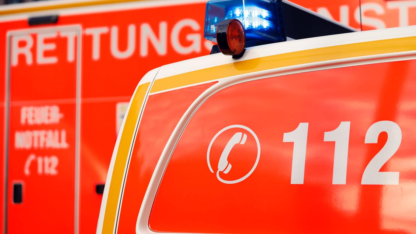 Blaulicht leuchtet auf einem Rettungswagen (Symbolbild): Eine Fußgängerin ist in Köln schwer verletzt worden.