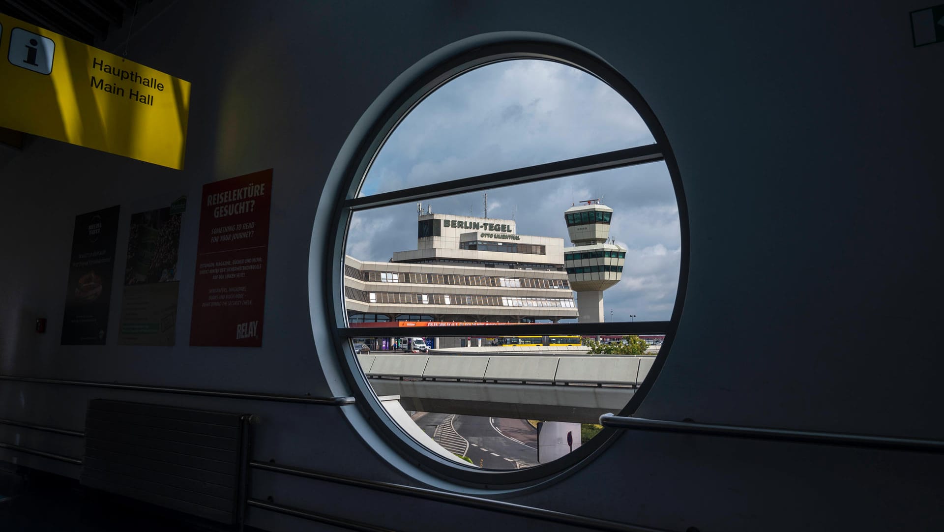 Ein rundes Fenster gibt den Blick auf das Hauptgebäude des Flughafen Tegel frei: Der Flughafen soll am 8. November schließen.