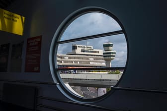 Ein rundes Fenster gibt den Blick auf das Hauptgebäude des Flughafen Tegel frei: Der Flughafen soll am 8. November schließen.