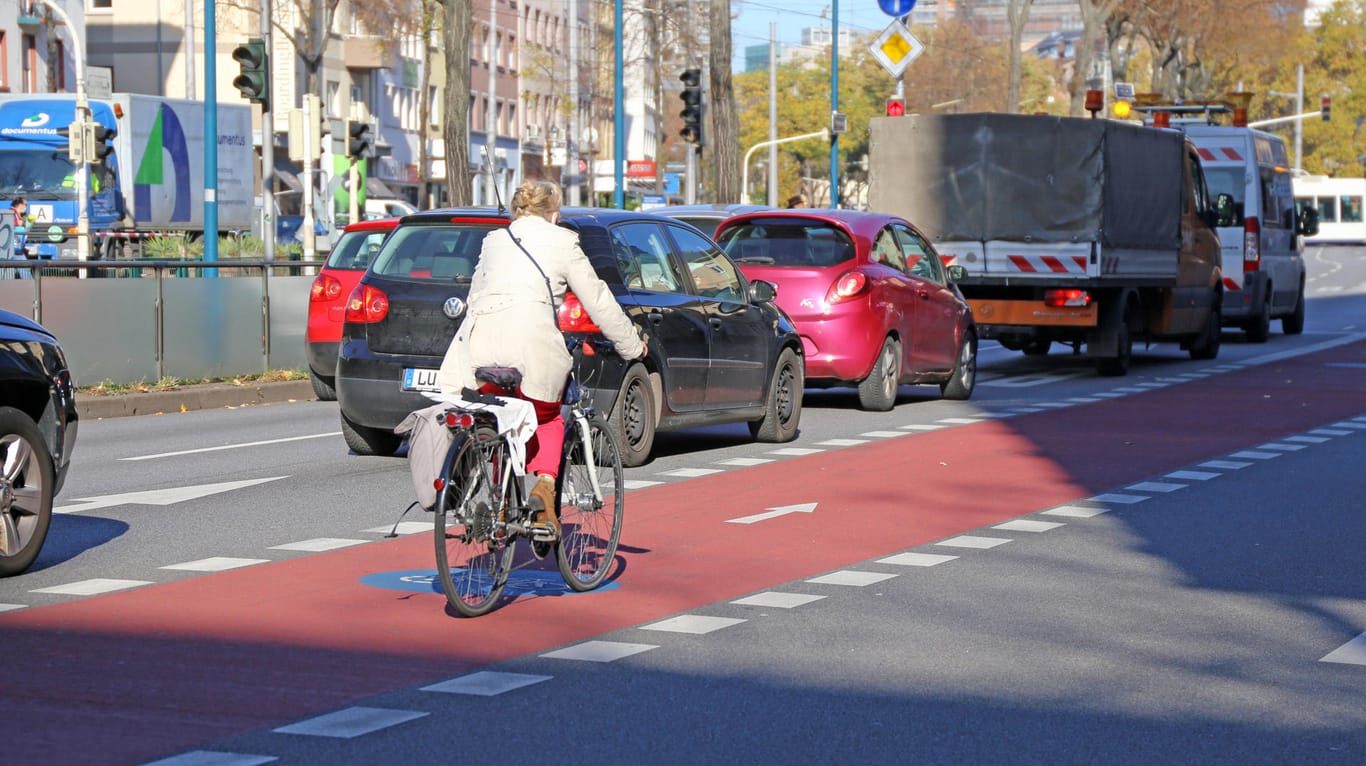 Fahrradweg in Mannheim: Aufgrund der neu geltenden Kontaktbeschränkungen sind die Deutschen im November weniger unterwegs.