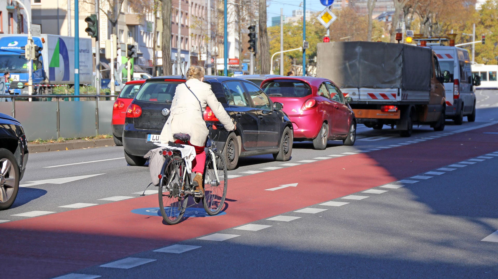 Fahrradweg in Mannheim: Aufgrund der neu geltenden Kontaktbeschränkungen sind die Deutschen im November weniger unterwegs. Fahrradweg in Mannheim: Aufgrund der neu geltenden Kontaktbeschränkungen sind die Deutschen im November weniger unterwegs.