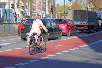 Fahrradweg in Mannheim: Aufgrund der neu geltenden Kontaktbeschränkungen sind die Deutschen im November weniger unterwegs.