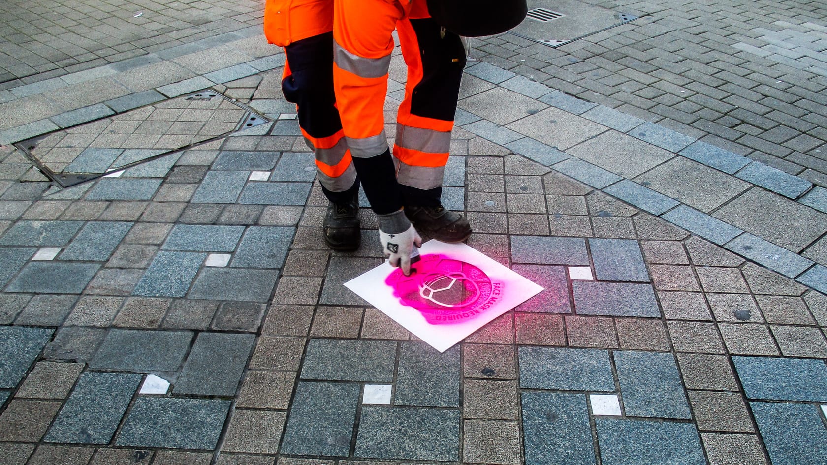 Ein Stadt-Mitarbeiter sprüht ein Bildzeichen auf Pflastersteine: Die Piktogramme sollen Dortmundern dabei helfen, die Maskenpflicht einzuhalten. Ein Stadt-Mitarbeiter sprüht ein Bildzeichen auf Pflastersteine: Die Piktogramme sollen Dortmundern dabei helfen, die Maskenpflicht einzuhalten.