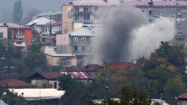 Rauch steigt nach dem Beschuss durch die aserbaidschanische Artillerie zwischen Gebäuden in Stepanakert auf. Rauch steigt nach dem Beschuss durch die aserbaidschanische Artillerie zwischen Gebäuden in Stepanakert auf.