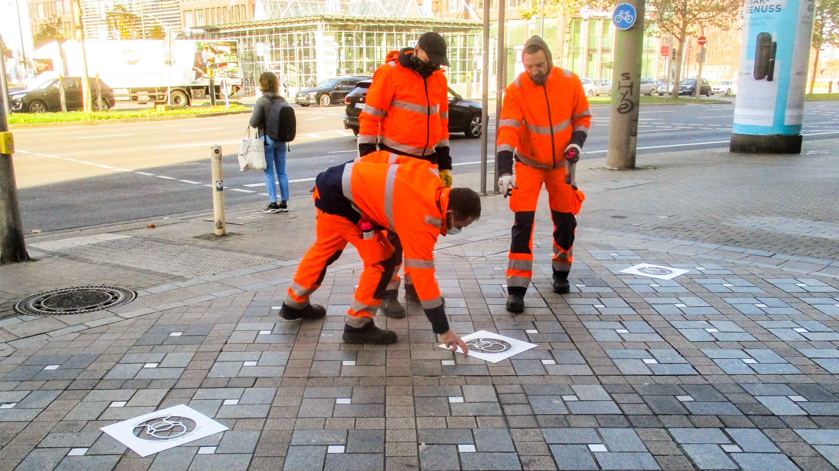Mitarbeiter der Stadt beim Sprühen der Piktogramme: Die Einhaltung der Maskenpflicht sei aktuell wichtiger denn je, appellierte die Stadt.