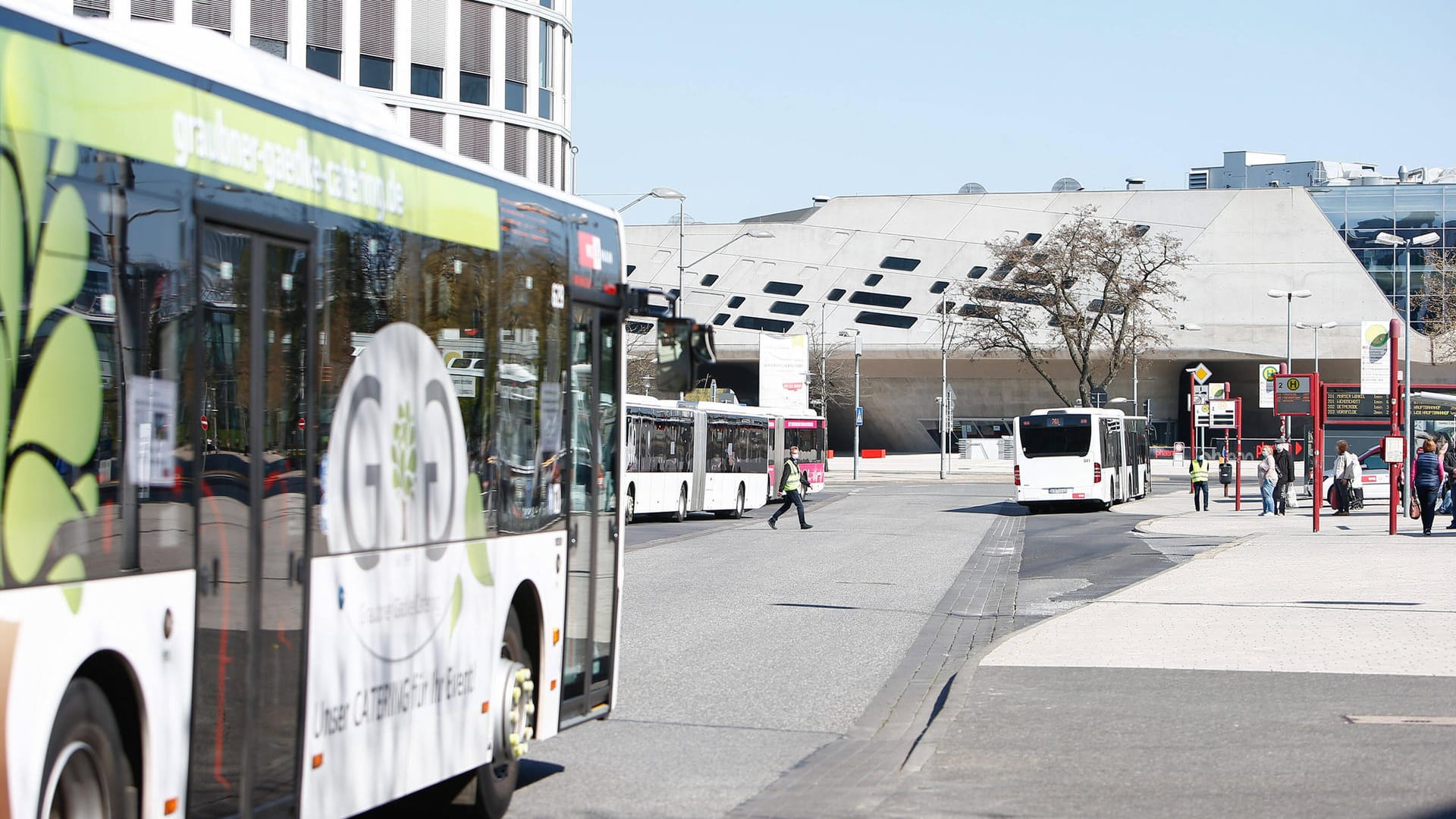 Busse am ZOB in der Wolfsburger Porschestraße: Die Wolfsburger Verkehrs GmbH setzt zusätzliche Busse ein, um den Schülerverkehr zu entlasten.