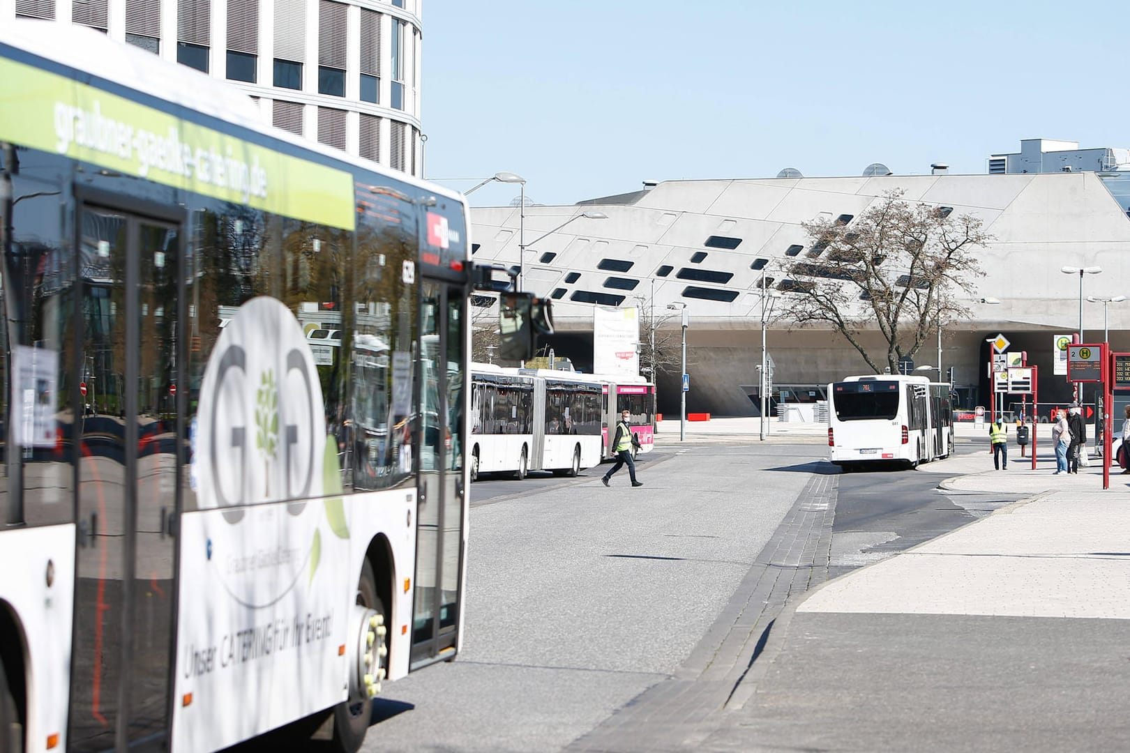 Busse am ZOB in der Wolfsburger Porschestraße: Die Wolfsburger Verkehrs GmbH setzt zusätzliche Busse ein, um den Schülerverkehr zu entlasten.