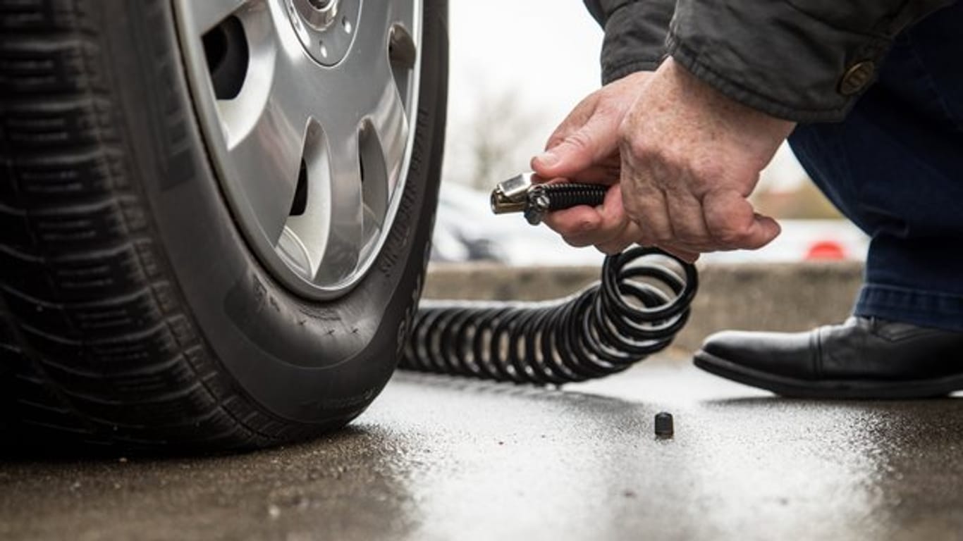 Luftdruck: Autofahrer kontrollieren ihn besser an möglichst kalten Reifen.