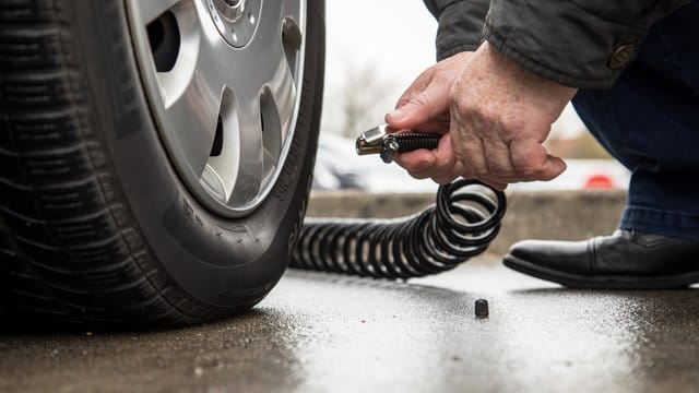 Luftdruck: Autofahrer kontrollieren ihn besser an möglichst kalten Reifen.