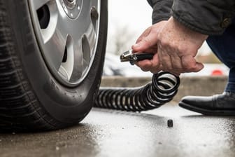 Luftdruck: Autofahrer kontrollieren ihn besser an möglichst kalten Reifen.