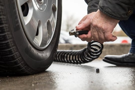 Luftdruck: Autofahrer kontrollieren ihn besser an möglichst kalten Reifen.