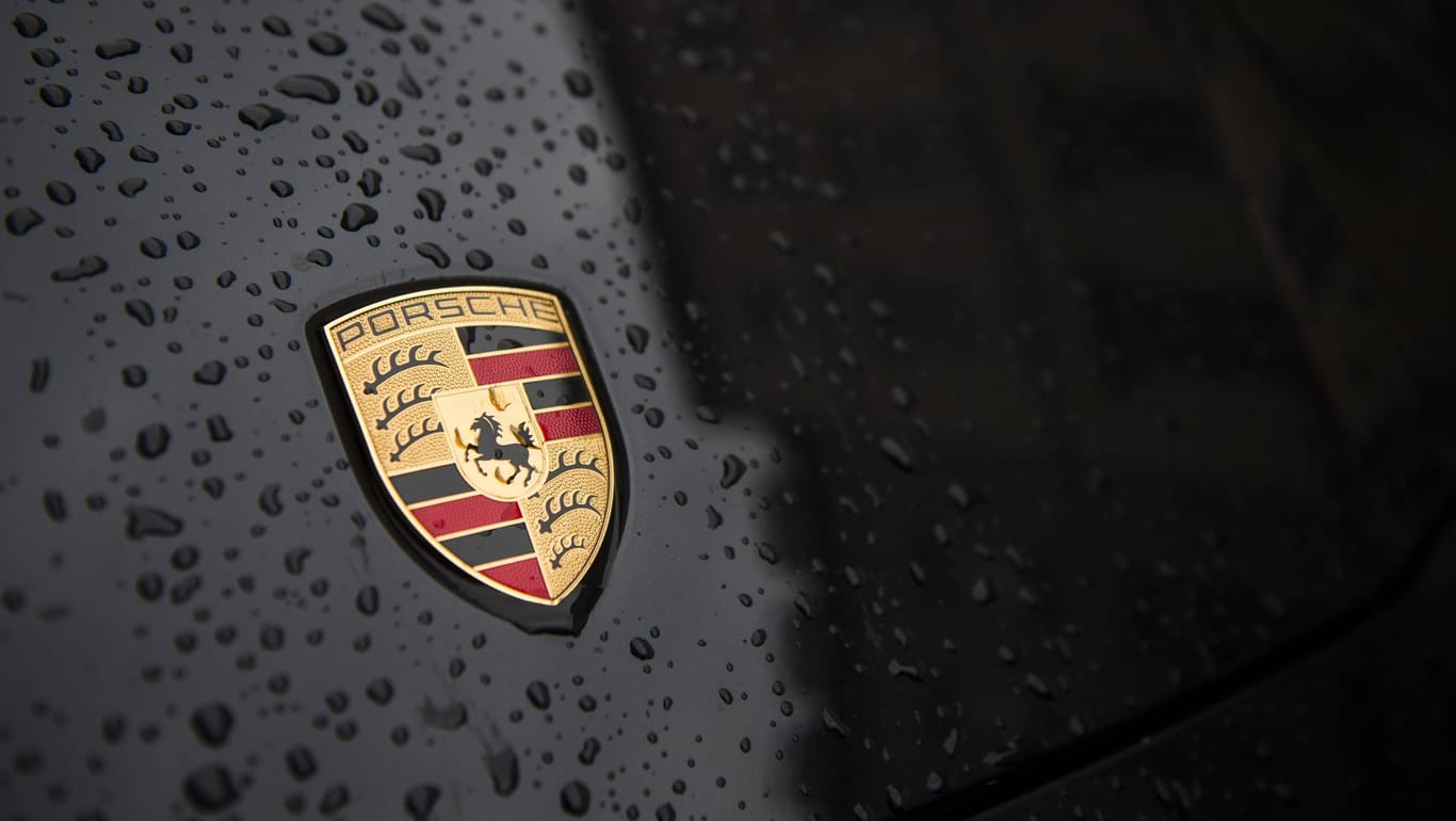 Das Emblem von Porsche auf einer nassen Motorhaube: Ein Porschefahrer hat in Berlin ein Polizistin verletzt.
