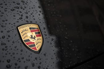 Das Emblem von Porsche auf einer nassen Motorhaube: Ein Porschefahrer hat in Berlin ein Polizistin verletzt.