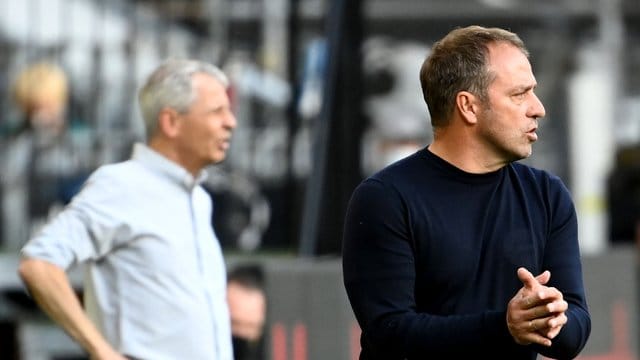 Treffen im Bundesliga-Gipfel mit ihren Teams aufeinander: Bayern-Coach Hansi Flick (r) und Dortmunds Lucien Favre. Treffen im Bundesliga-Gipfel mit ihren Teams aufeinander: Bayern-Coach Hansi Flick (r) und Dortmunds Lucien Favre.