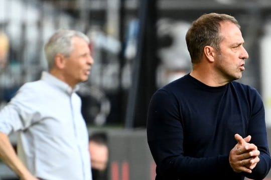 Treffen im Bundesliga-Gipfel mit ihren Teams aufeinander: Bayern-Coach Hansi Flick (r) und Dortmunds Lucien Favre.